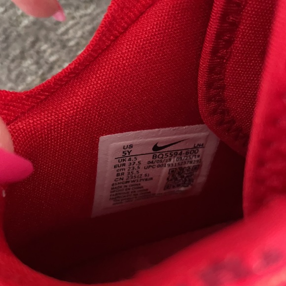 Boys Red Lebrons Size 5 - Picture 4 of 7